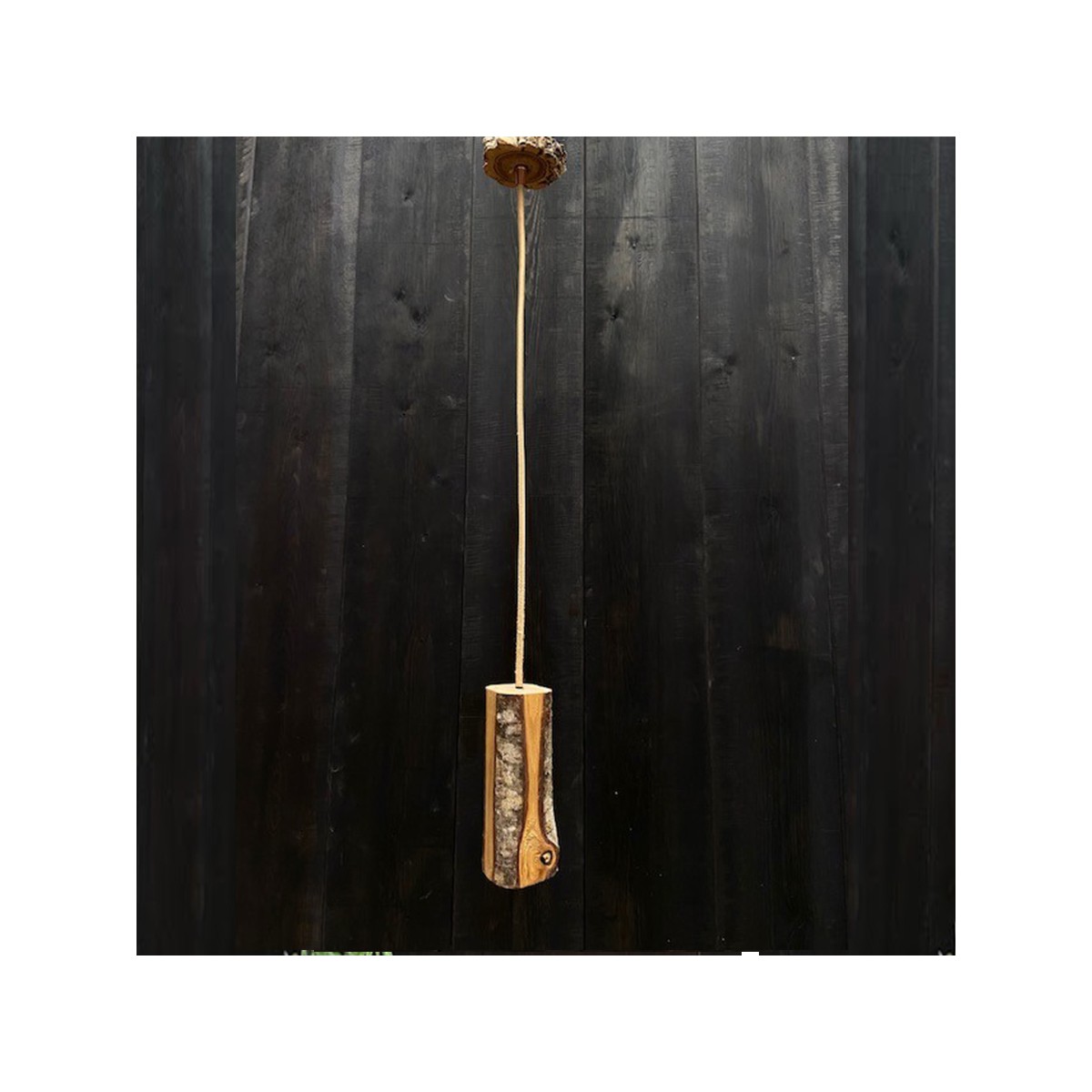 Lámpara colgante de madera labrada